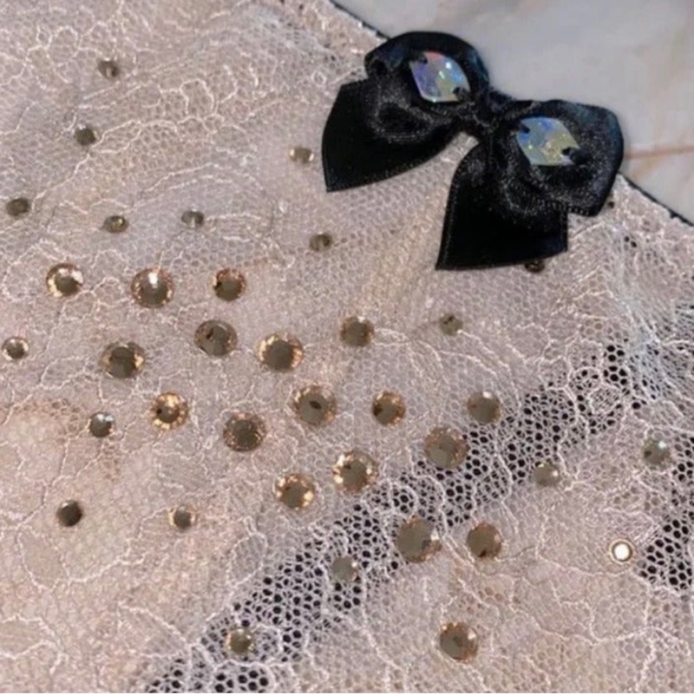 Rare VS Fashion Show 2014
Embellished Gold Corset
Swarovski Crystals Size 36D - Picture 3 of 10